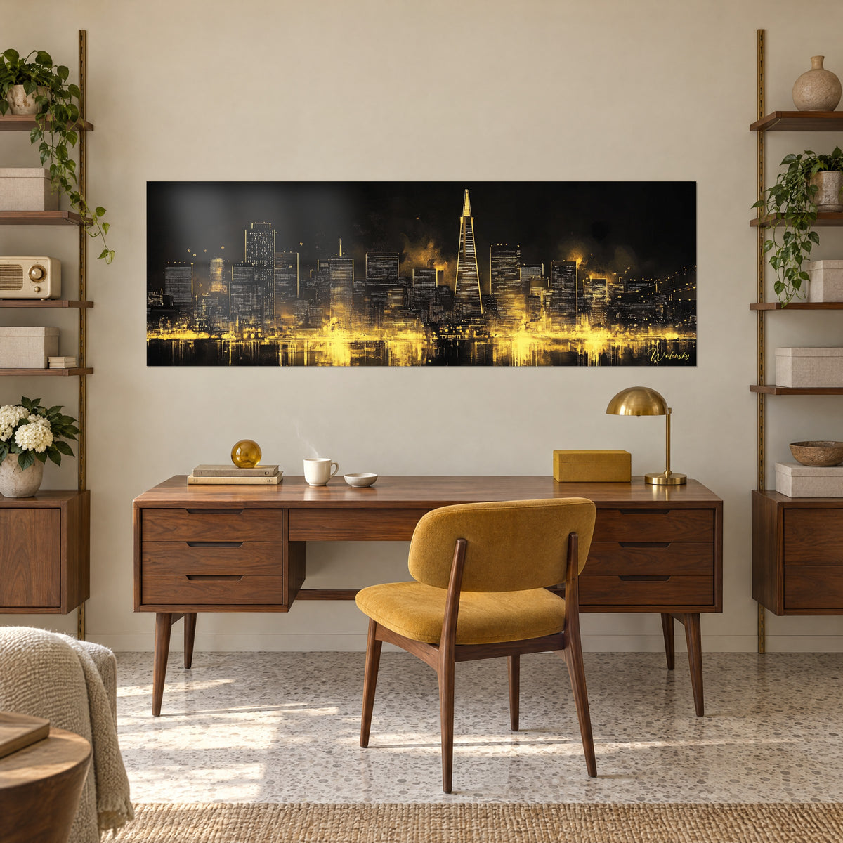 Cuadro ciudad nocturna con edificios iluminados, amarillo dorado sobre negro profundo, escritorio de madera y sillón mostaza, lámpara de latón