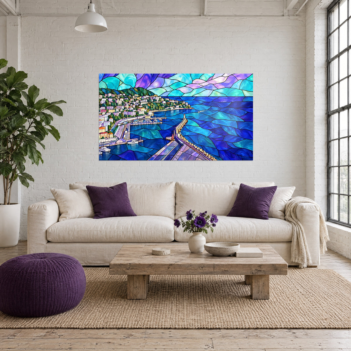 Schilderij Middellandse Zeehaven in glas-in-lood, stenen havendam en rode vuurtoren op indigo en turquoise zee, boven de bank in een lichte woonkamer