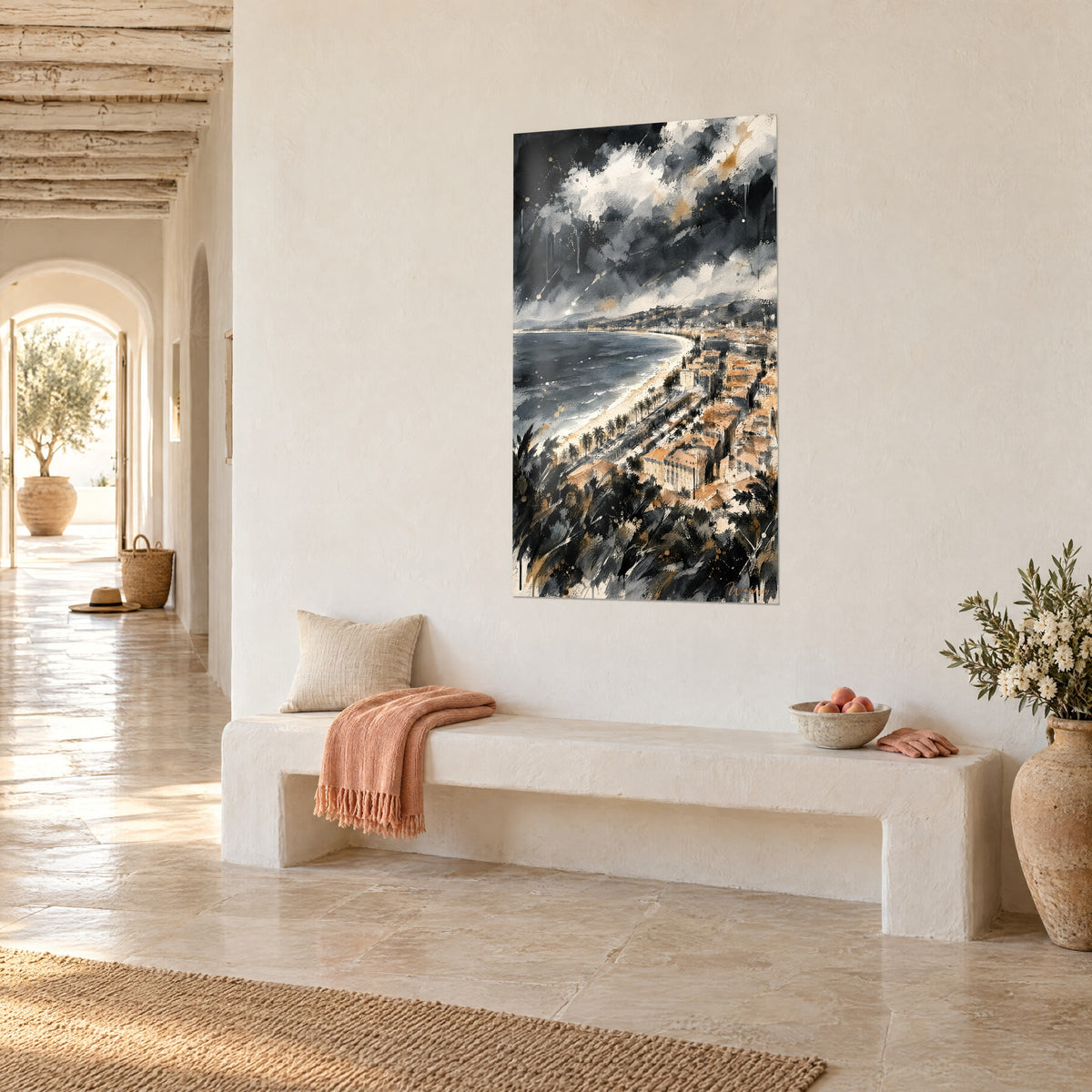 Quadro lungomare bordato di palme, nuvole nere e tetti ocra, vista a tre quarti in un corridoio a volta mediterraneo
