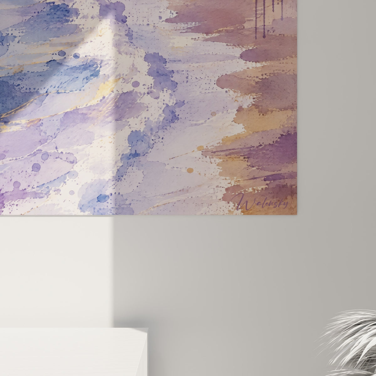 Détail des coulures dorées et violettes de l'aquarelle, grain visible entre les vagues bleues et le sable mauve.