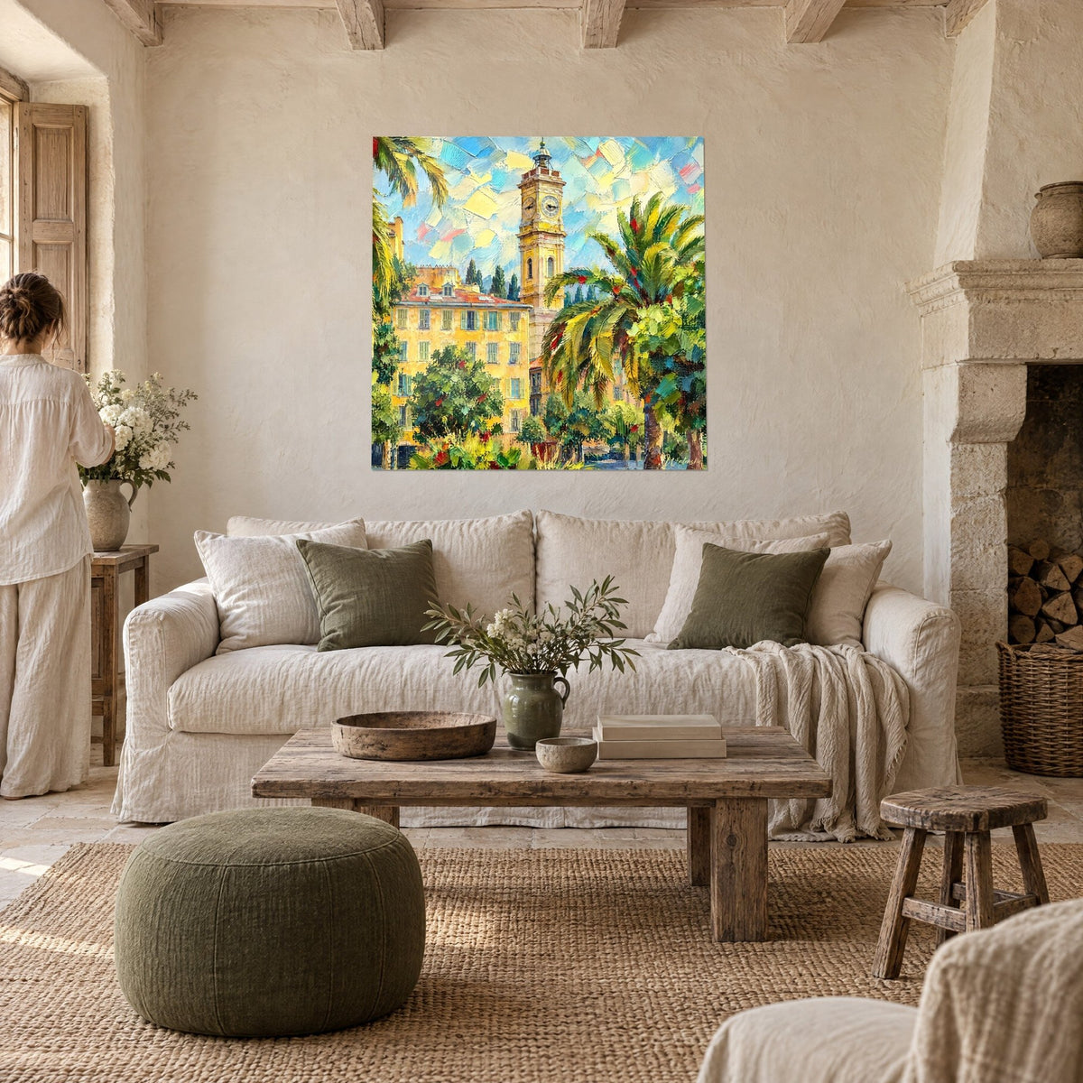 Cuadro campanario amarillo dorado con dos esferas, palmeras verdes y cielo azul en pinceladas de espátula, sobre un sofá en un salón luminoso