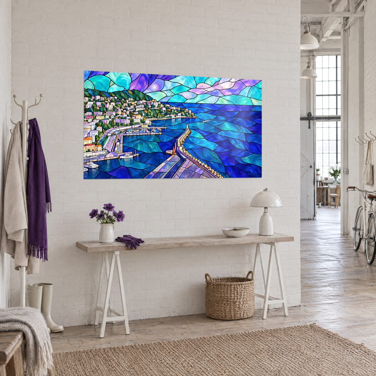 Schilderij baai van Nice als glasmozaïek, lila en aquamarijnkleurige lucht, witte zeilboten afgemeerd, aan een witte muur van de loft