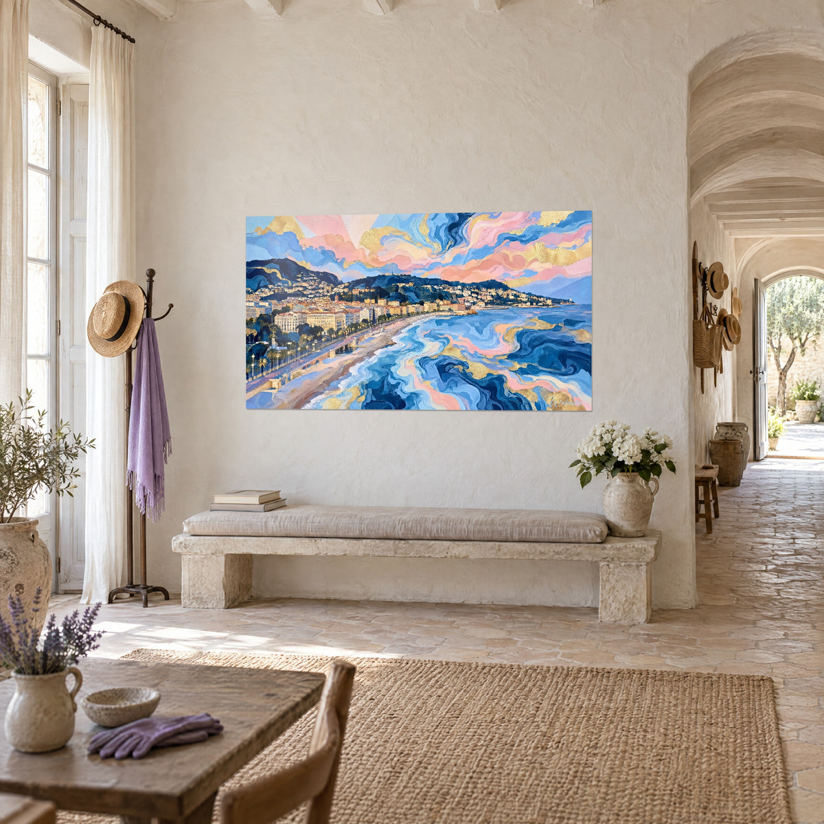 Gemälde Promenade des Anglais unter einem wirbelnden rosa und blauen Himmel, ockerfarbene Fassaden, an der gewölbten Wand eines Flur eines Landhauses