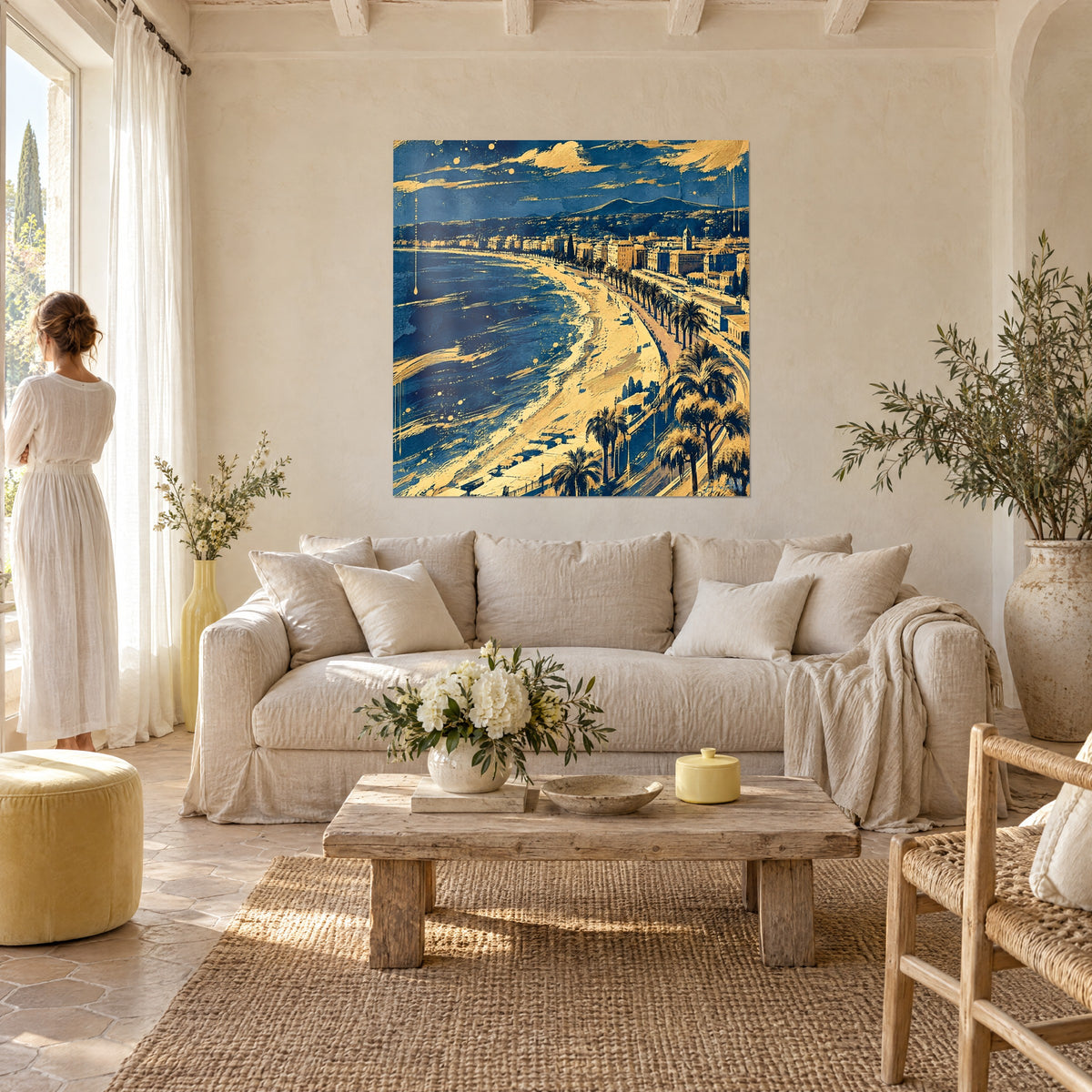 Gemälde Bucht von Nizza in Marineblau und Gold, goldener Strand und Palmen, über einem Sofa in einem hellen Wohnzimmer