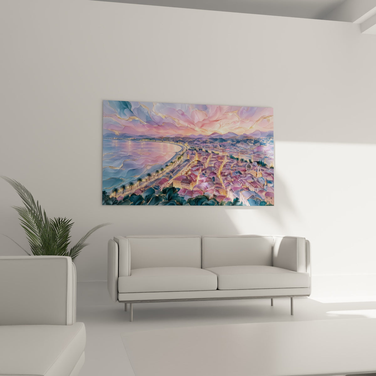 Panorama de la Côte d'Azur en dégradés violets et dorés, au-dessus d'un canapé dans un salon lumineux