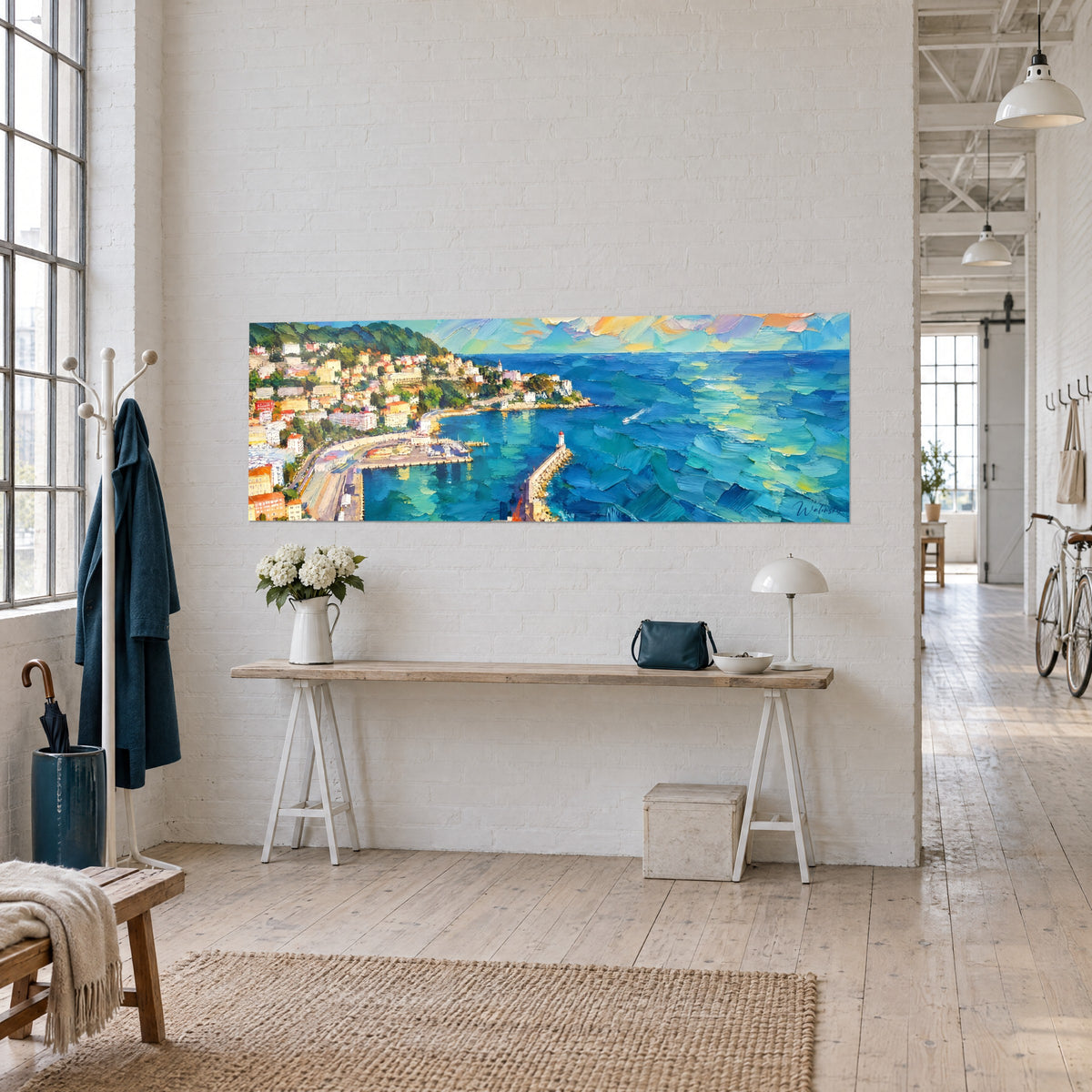 Schilderij baai van Nice in dik blauw en geel verfwerk, okerkleurige dorpjes op de groene heuvel, driekwartzicht in een loft