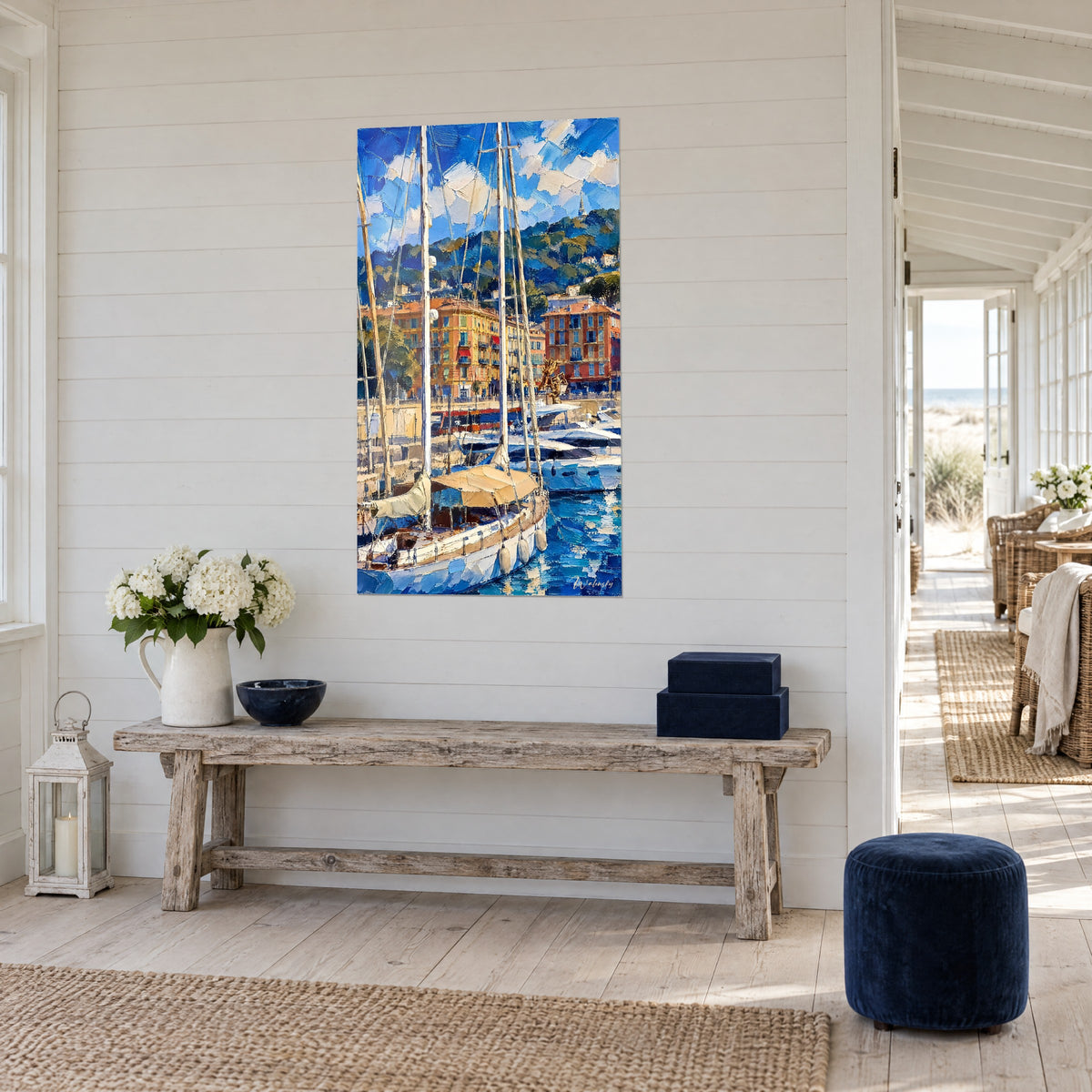 Schilderij Middellandse Zeehaven met crèmekleurige rompen en turquoise water, groene heuvels, driekwartzicht tegen een wit lambrisering