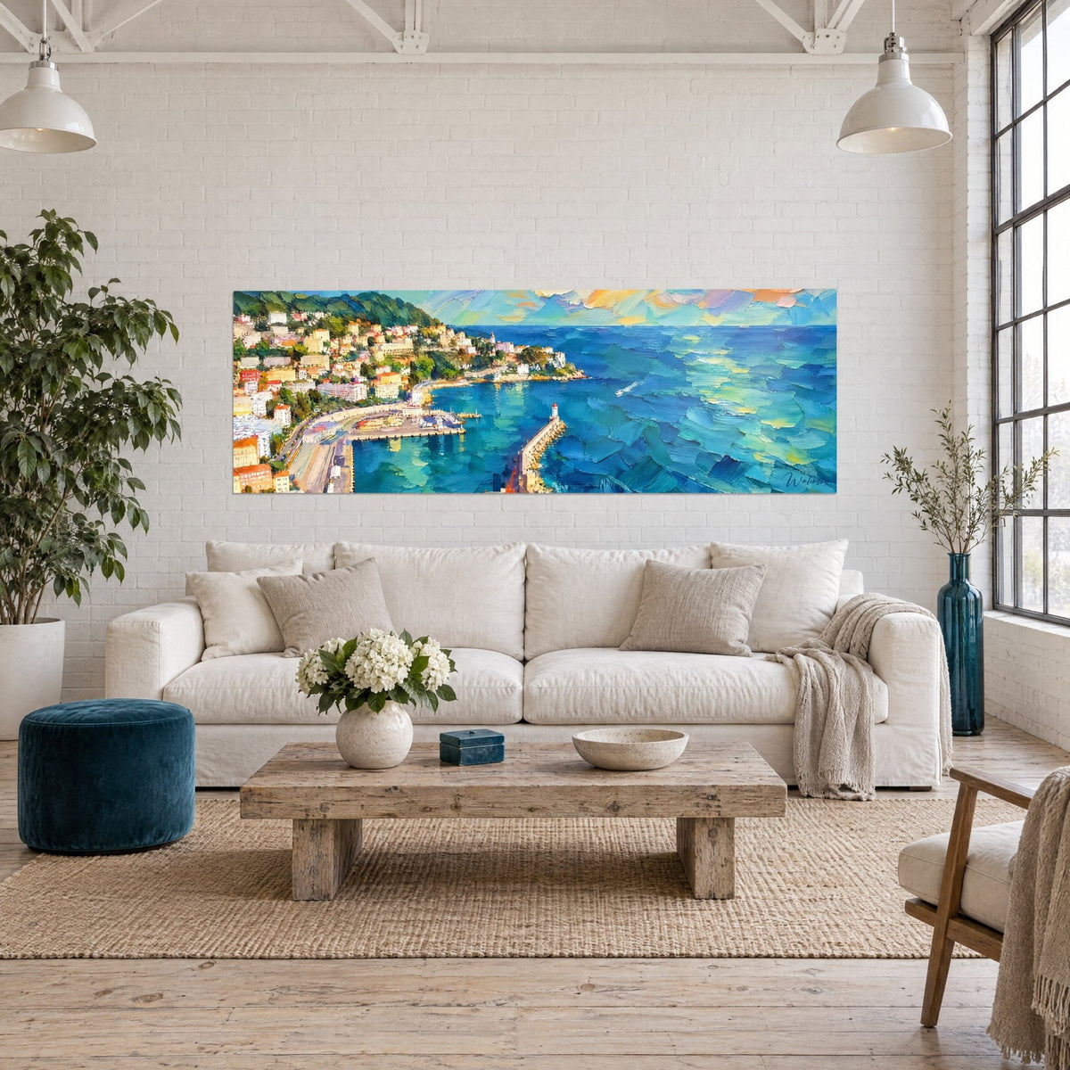 Schilderij Middellandse Zeehaven in dikke spatellagen, turquoise zee en gouden lucht, havendam met rode vuurtoren, boven een bank in een lichte woonkamer