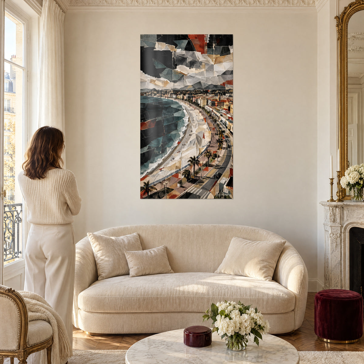 Gemälde Promenade des Anglais in geometrischer Collage aus Petrolblau und Rost, Frau von hinten, über einem Sofa in einem hellen Wohnzimmer