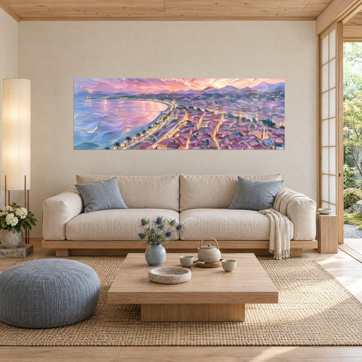 Schilderij gebogen baai in roze en mauve, pannendaken, gouden glinsteringen, boven een bank in een lichte woonkamer