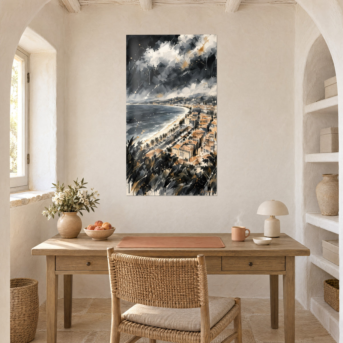 Quadro città ocra sul mare, cielo di tempesta grigio carbone e sabbia color crema, appeso in un ufficio in legno chiaro