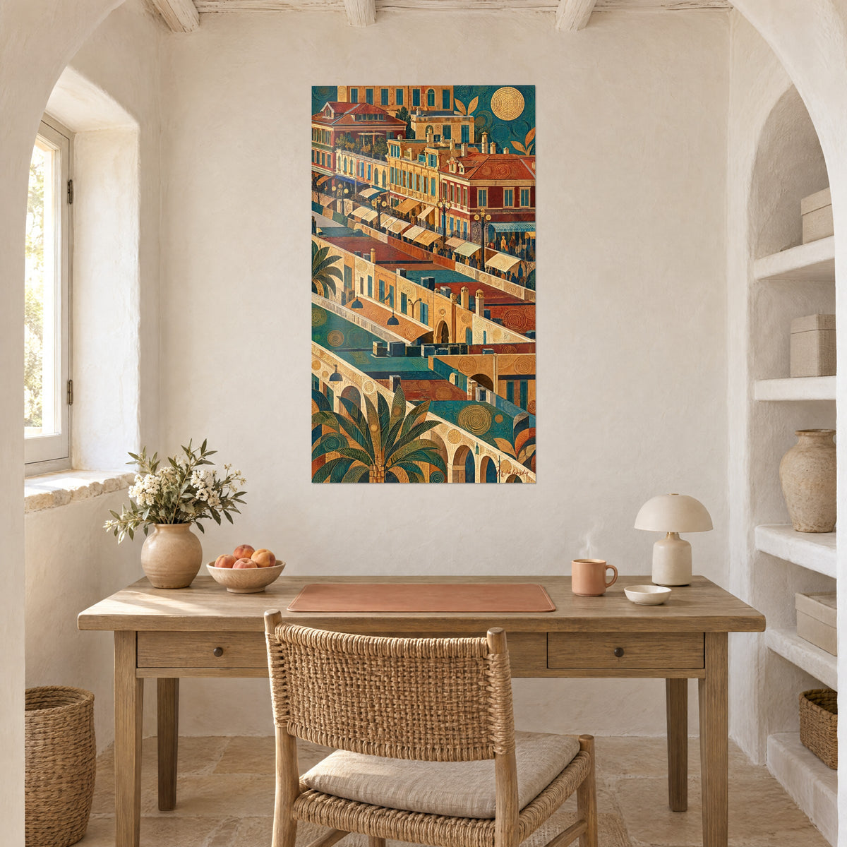 Quadro lungomare stilizzato con archi ocra e fronde di palma verde abete, sopra una scrivania in legno chiaro accanto a una lampada rosa