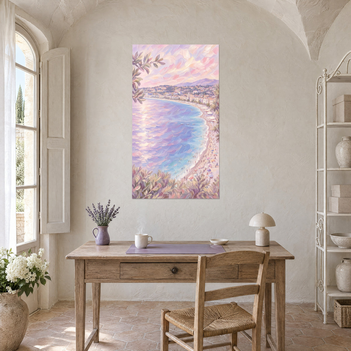 Quadro litorale di Nizza in pittura a olio, mare lavanda e rosa pallido, rami d'ulivo in primo piano, di fronte a una scrivania in legno