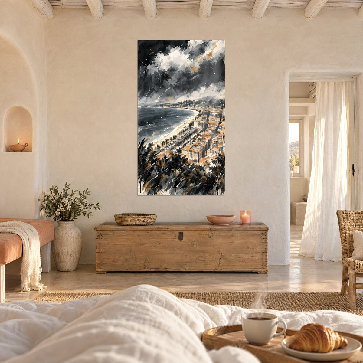 Quadro temporale sulla costa di Nizza, nuvole antracite e tetti ocra, sopra un letto in una camera luminosa