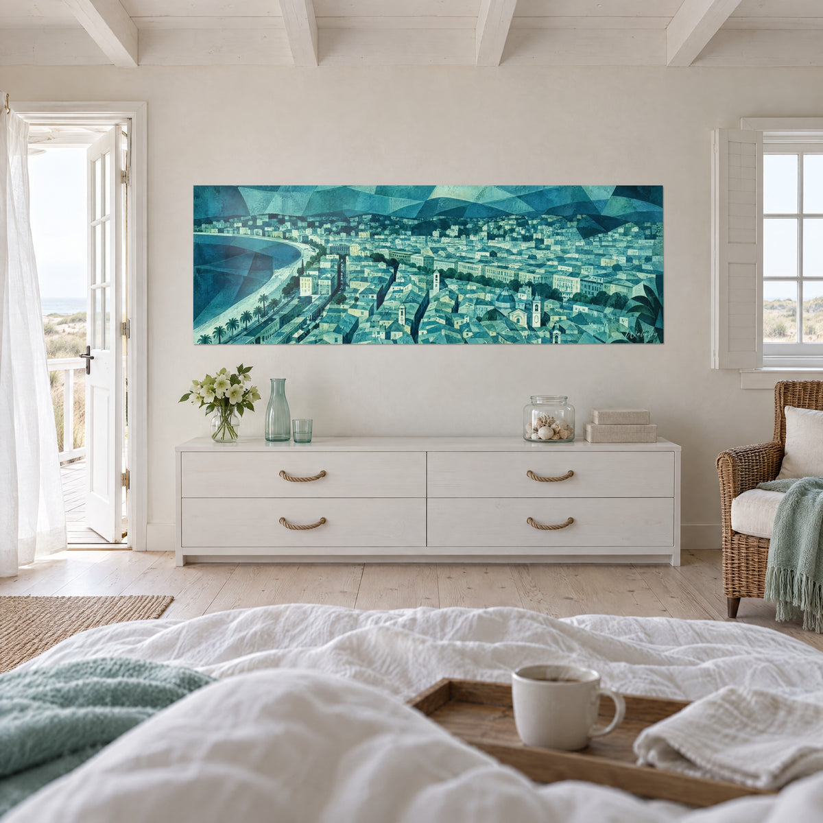 Quadro Promenade des Anglais stilizzata, mare blu profondo e tetti turchesi, di fronte a una cassettiera bianca, sopra un letto in una camera luminosa