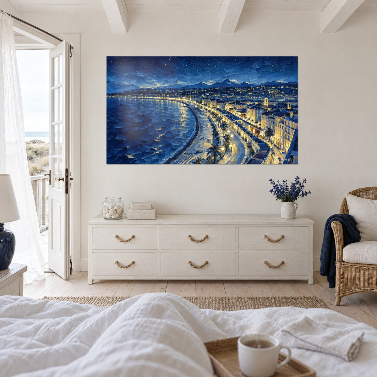 Gemälde Sternenhimmel über einer Bucht in dicken Schichten von Marineblau und goldenem Gelb, über einem Bett in einem hellen Schlafzimmer
