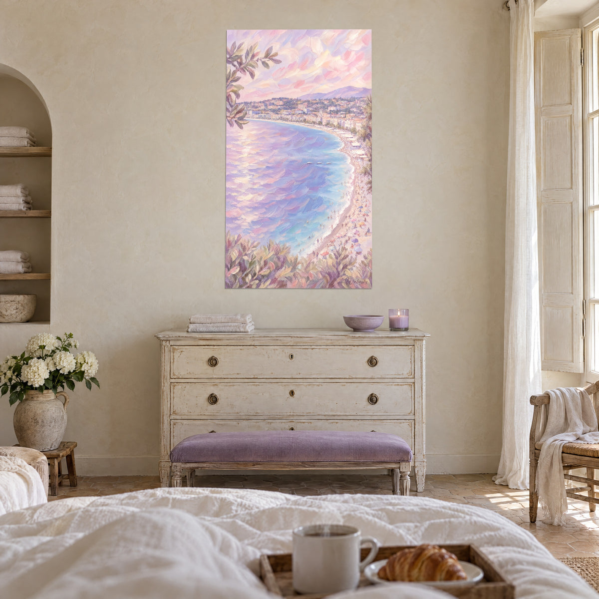 Quadro golfo della Costa Azzurra in sfumature malva e azzurro cielo, cielo rosato e colline in lontananza, sopra un letto in una camera luminosa