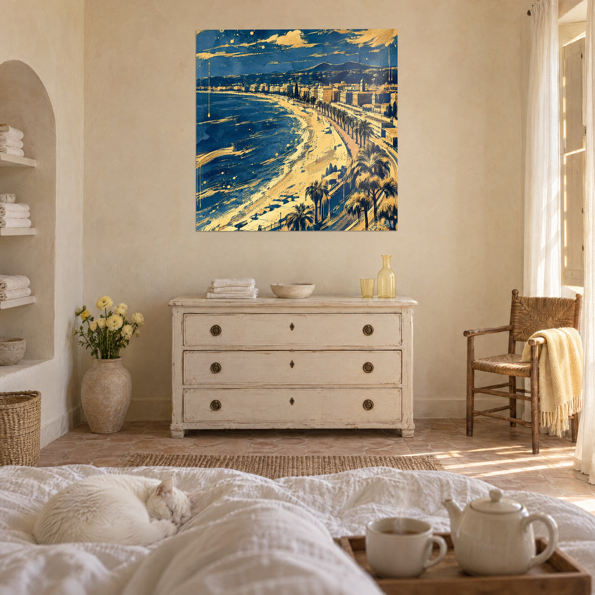 Gemälde geschwungene Bucht der Engel, goldener Sand und marineblaue Wellen, über einem Bett in einem hellen Schlafzimmer