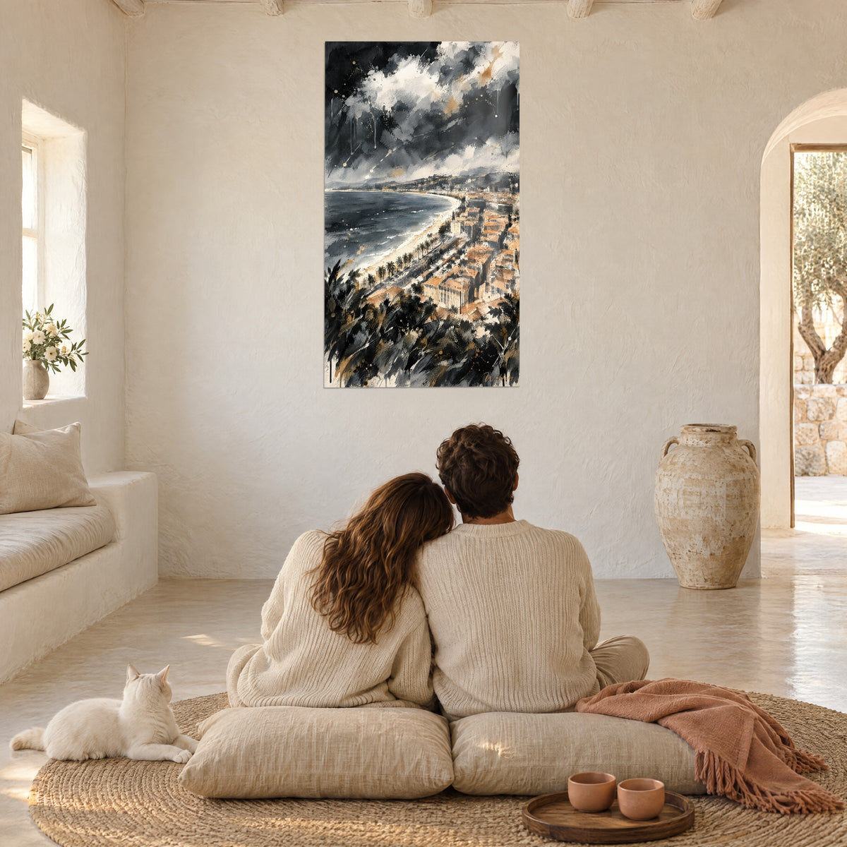 Quadro panorama della baia sotto nubi scure, mare antracite e tetti ocra, coppia di spalle e gatto su un tappeto