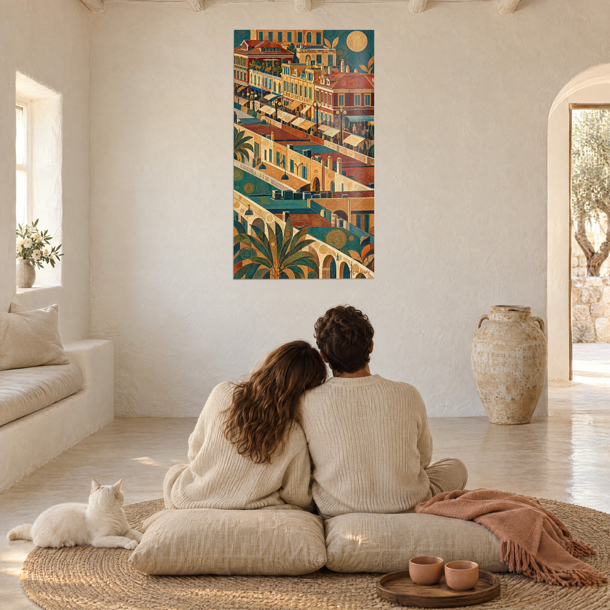 Quadro città provenzale con motivi a spirale dorata, blu petrolio e mattone, coppia di spalle su un cuscino con un gatto bianco