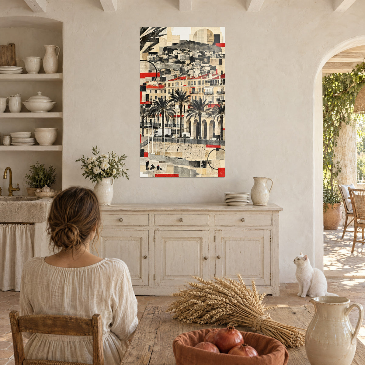 Schilderij Nice van gescheurd papier, donkere palmbomen en rode daken, een vrouw van achteren en een witte kat in een boerderij