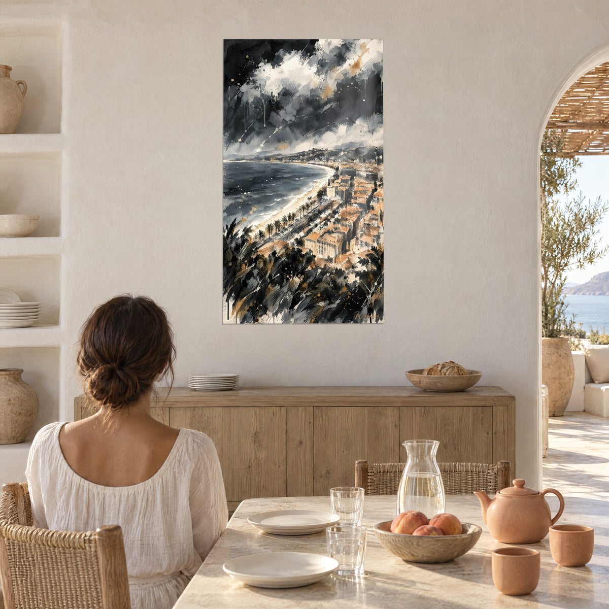 Quadro riva a mezzaluna sotto un cielo d'inchiostro, mare grigio ardesia e facciate ocra, donna di spalle in una sala da pranzo