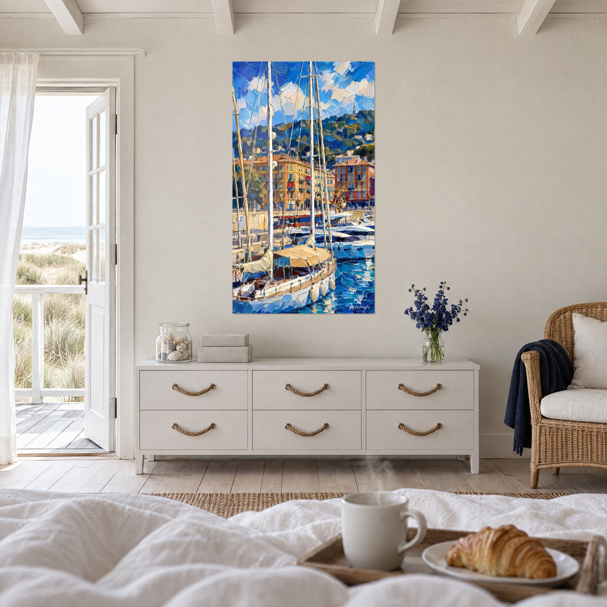 Schilderij jachten en slanke masten voor oranje huizen, kobaltblauwe zee, boven een bed in een lichte slaapkamer