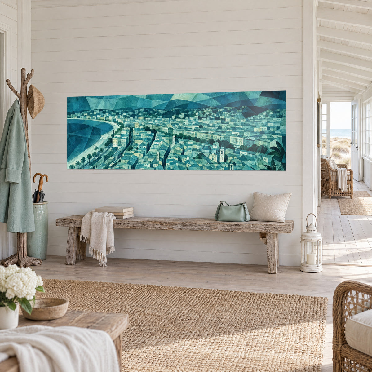 Quadro città mediterranea cubista con tetti verde-grigio e ocra chiaro, campanili bianchi, appeso a una parete di legno bianca in vista di tre quarti