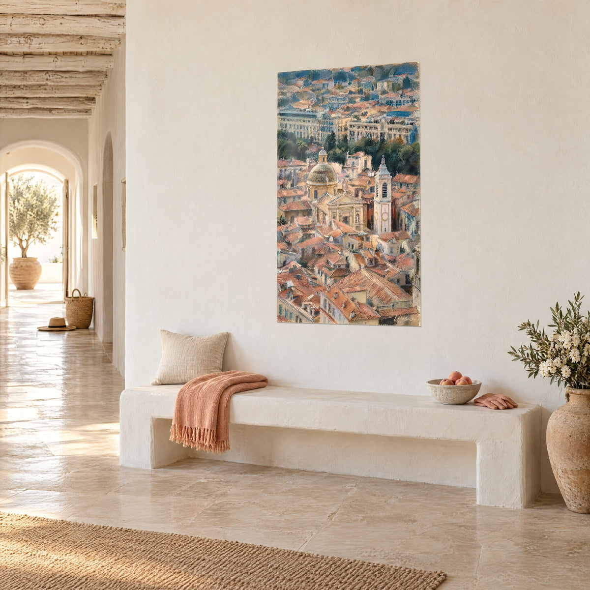 Schilderij luchtpanorama van het Oude Nice, ivoorkleurige klokkentoren en barokke gevel tussen okerkleurige daken en groen, gewelfde doorgang, stenen bank