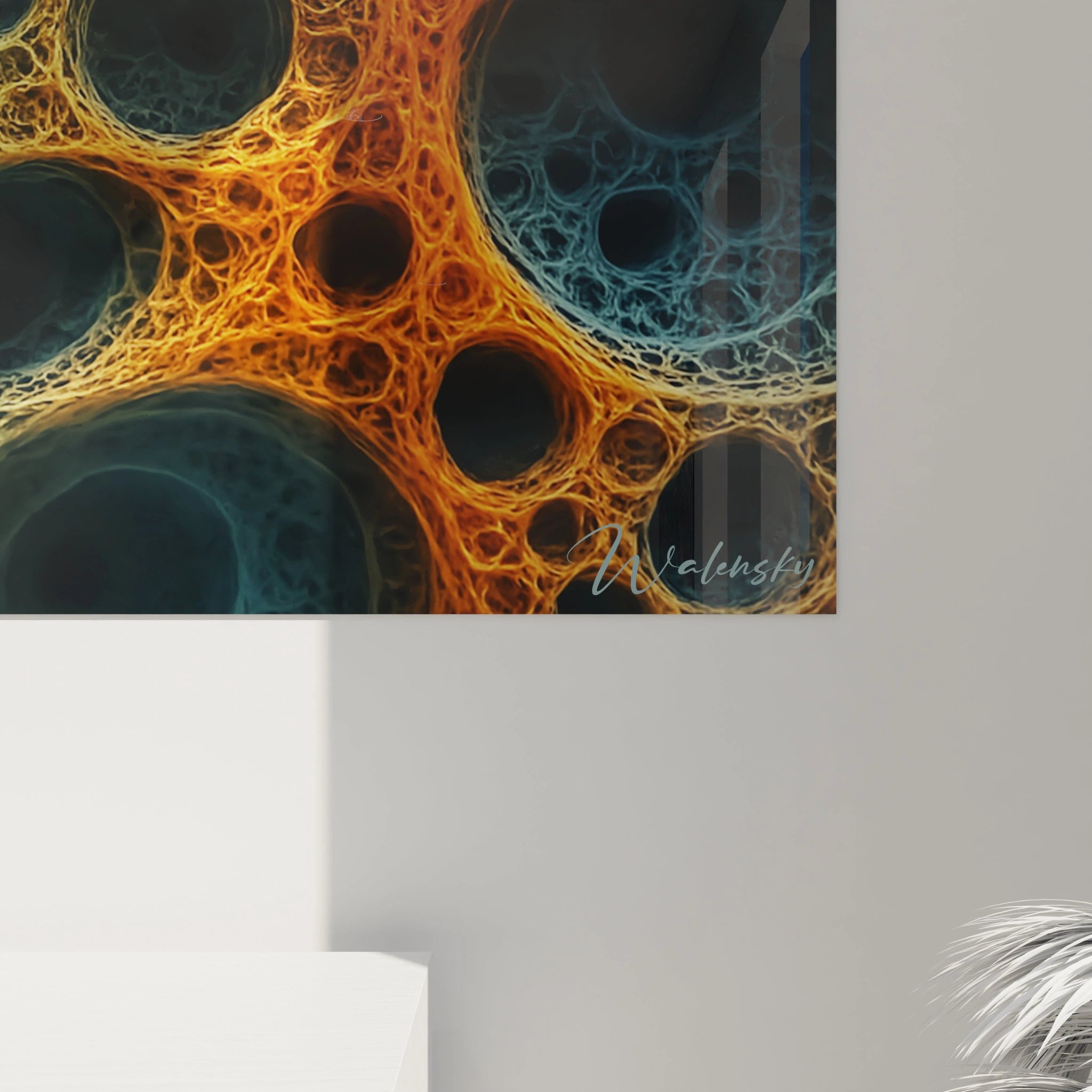 Un tableau cellules abstraites divisé en zones de couleur bleu foncé et orange vif séparées par une transition jaune lumineux. La texture en relief forme des cavités sphériques de différentes tailles, interconnectées par de fines membranes fibreuses créant un effet biomimétique saisissant.
