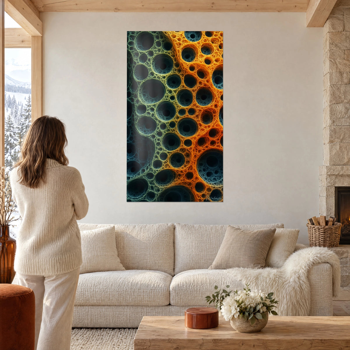 Quadro con cellule incavate e in rilievo verde oliva e arancio ambrato, donna di spalle, sopra un divano in un soggiorno luminoso