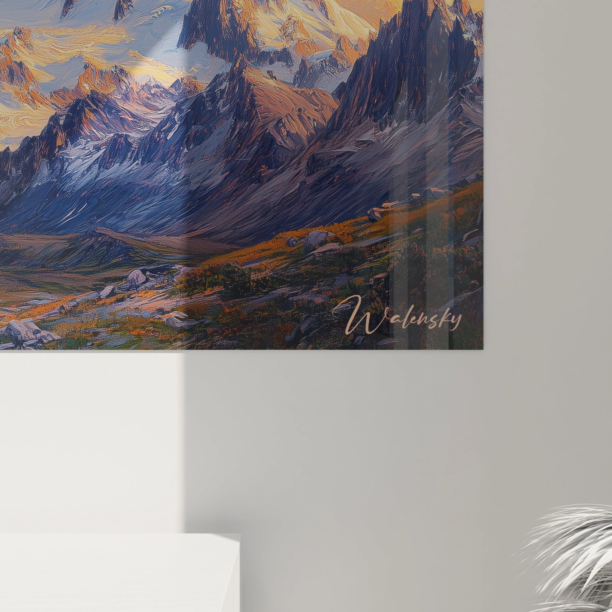 Tableau montagne illustrant un panorama alpin majestueux sous un ciel embrasé, combinant des sommets enneigés blancs et gris avec des éclats orange et dorés, des ombres violettes profondes et une atmosphère lumineuse vibrante.
