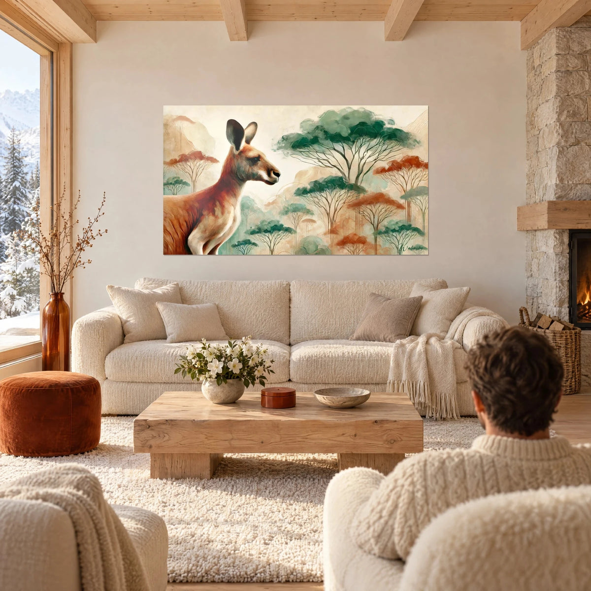 Quadro canguro rossiccio di profilo, acacie verde salvia e terracotta, due persone di spalle sopra un divano in un soggiorno luminoso