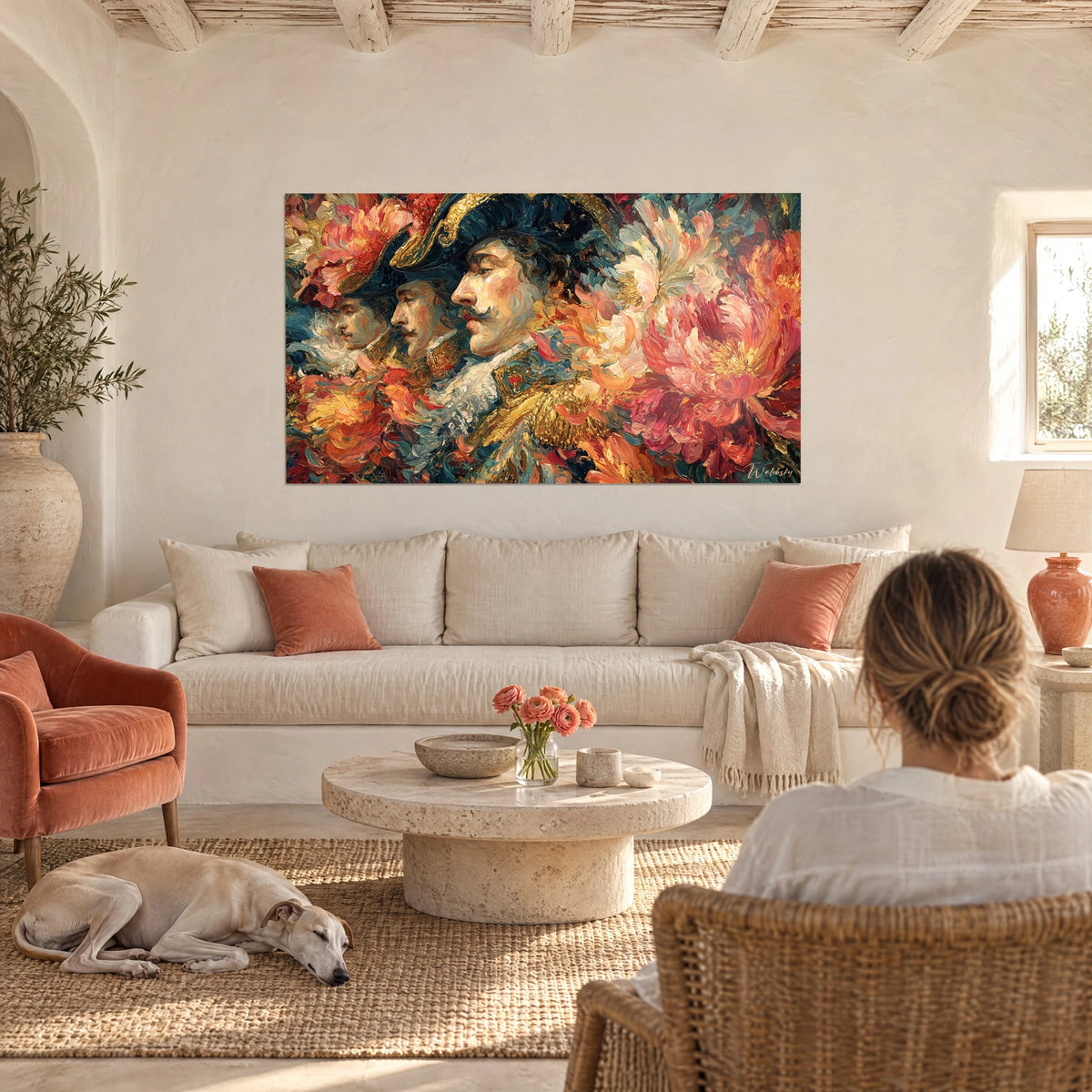 Gemälde drei Edelmänner im Profil mit Dreispitzen, korallenfarbene Pfingstrosen und Goldverzierungen, über einem Sofa in einem hellen Wohnzimmer