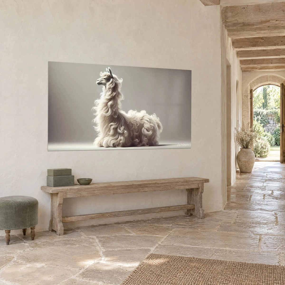 Quadro di alpaca con lunghe ciocche ondulate color crema su sfondo tortora, appeso sopra una panca di legno, piastrelle di pietra beige e arco aperto