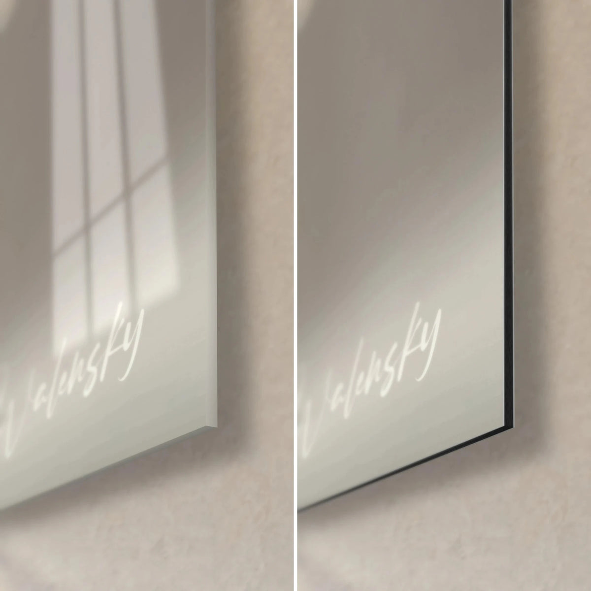 Quadro di alpaca color avorio su sfondo grigio, angolo in basso a destra: vetro acrilico lucido che riflette la finestra, alluminio Dibond nero opaco e bordo da 3 mm