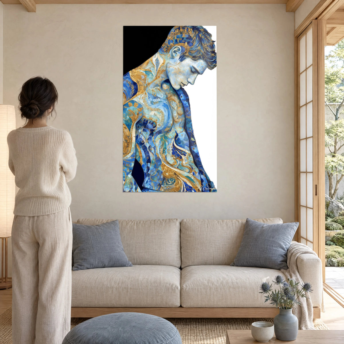 Cuadro príncipe de perfil inclinado, piel en mosaico azul cobalto y oro, mujer de espaldas sobre un sofá en un salón luminoso