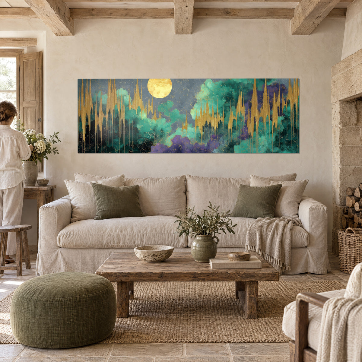 Cuadro paisaje nocturno con nubes turquesa, luna dorada y trazos verticales de oro, encima de un sofá en un salón luminoso