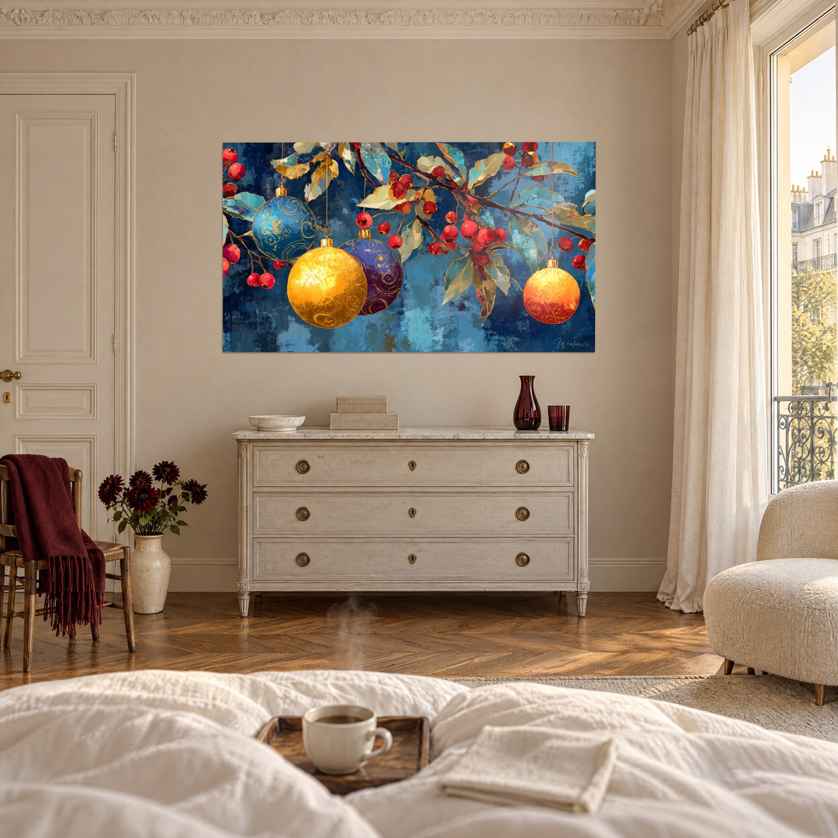 Cuadro con adornos dorados colgados de hilos sobre fondo azul texturizado, bayas escarlata, encima de una cama en un dormitorio luminoso