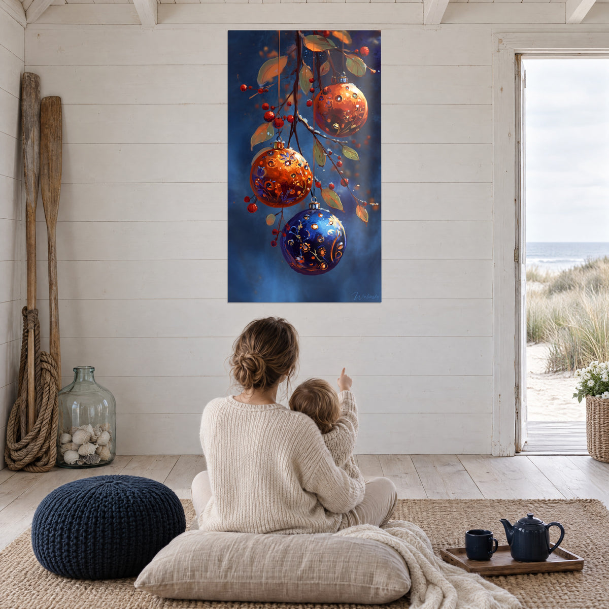 Cuadro de bolas de Navidad centelleantes, naranja quemado y azul profundo, bayas rojas, frente a una madre y su bebé cerca de la playa