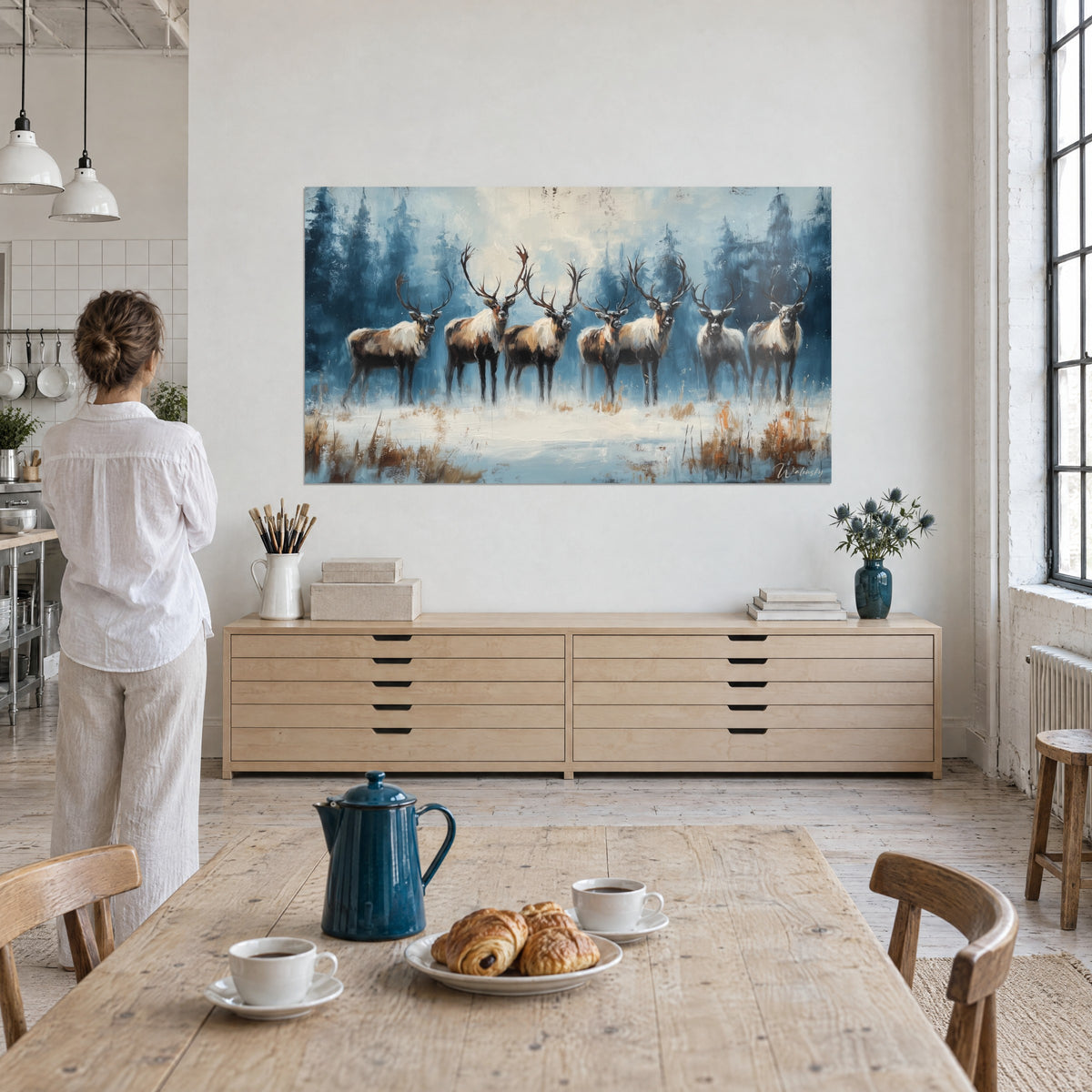 Cuadro ciervos majestuosos alineados, cornamentas desplegadas, abetos azul petróleo y hierbas anaranjadas, visto de espaldas en un loft luminoso