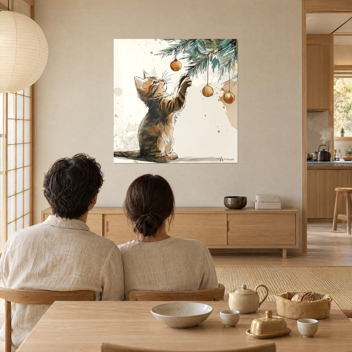 Quadro gattina tigrata ad acquerello, schizzi beige, rami turchesi e palline ambra, coppia seduta di spalle a un tavolo davanti al muro