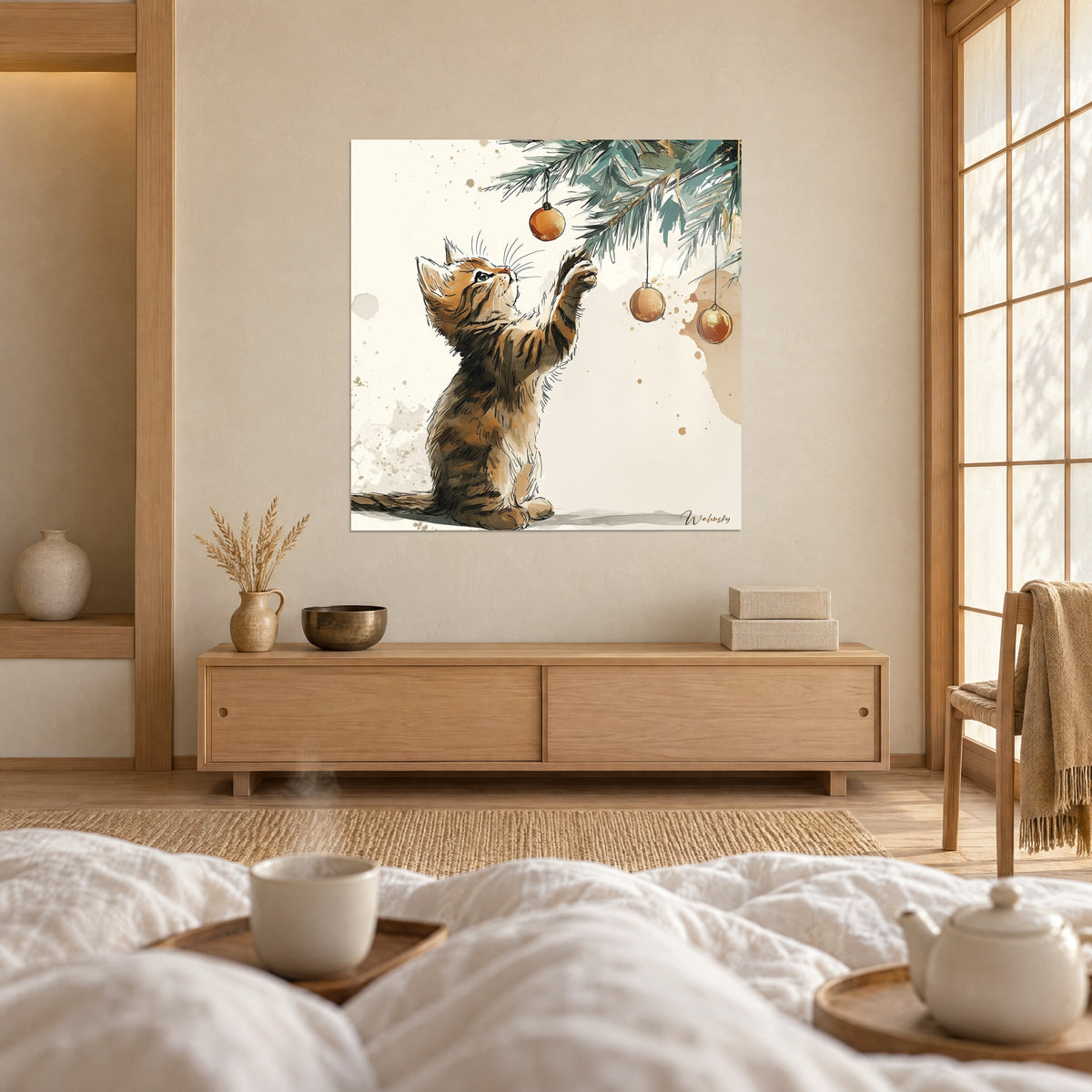Quadro giovane gatto dai baffi bianchi che allunga la zampa verso palline arancioni e un abete blu-verde, sopra un letto in una camera luminosa