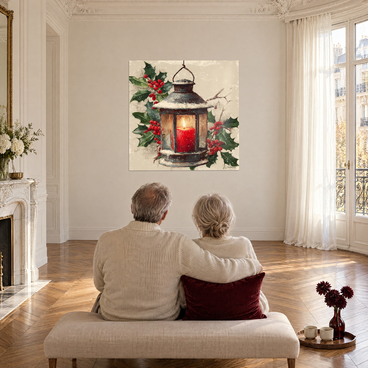 Tableau lumière de Noël dans une cage de fer rouillé, bougie carmin, grappes de baies rouges et houx vert, face à un couple sur banc