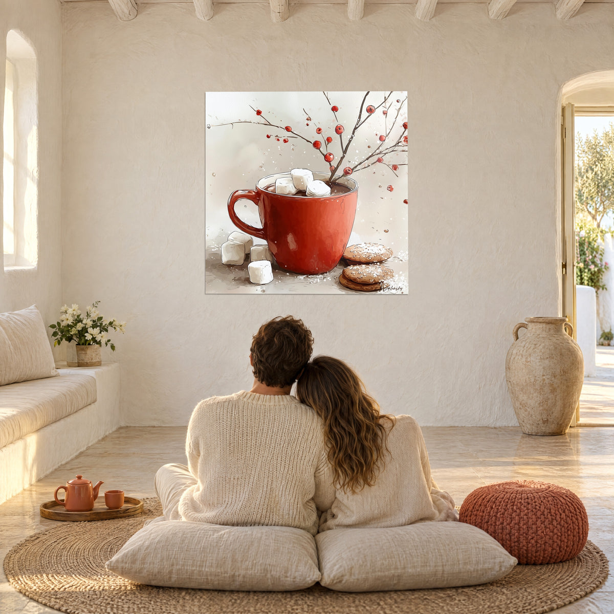 Cuadro de dulzura navideña en taza roja, nubes blancas, bayas escarlata y fondo beige, una pareja abrazada de espaldas frente a la pared blanca