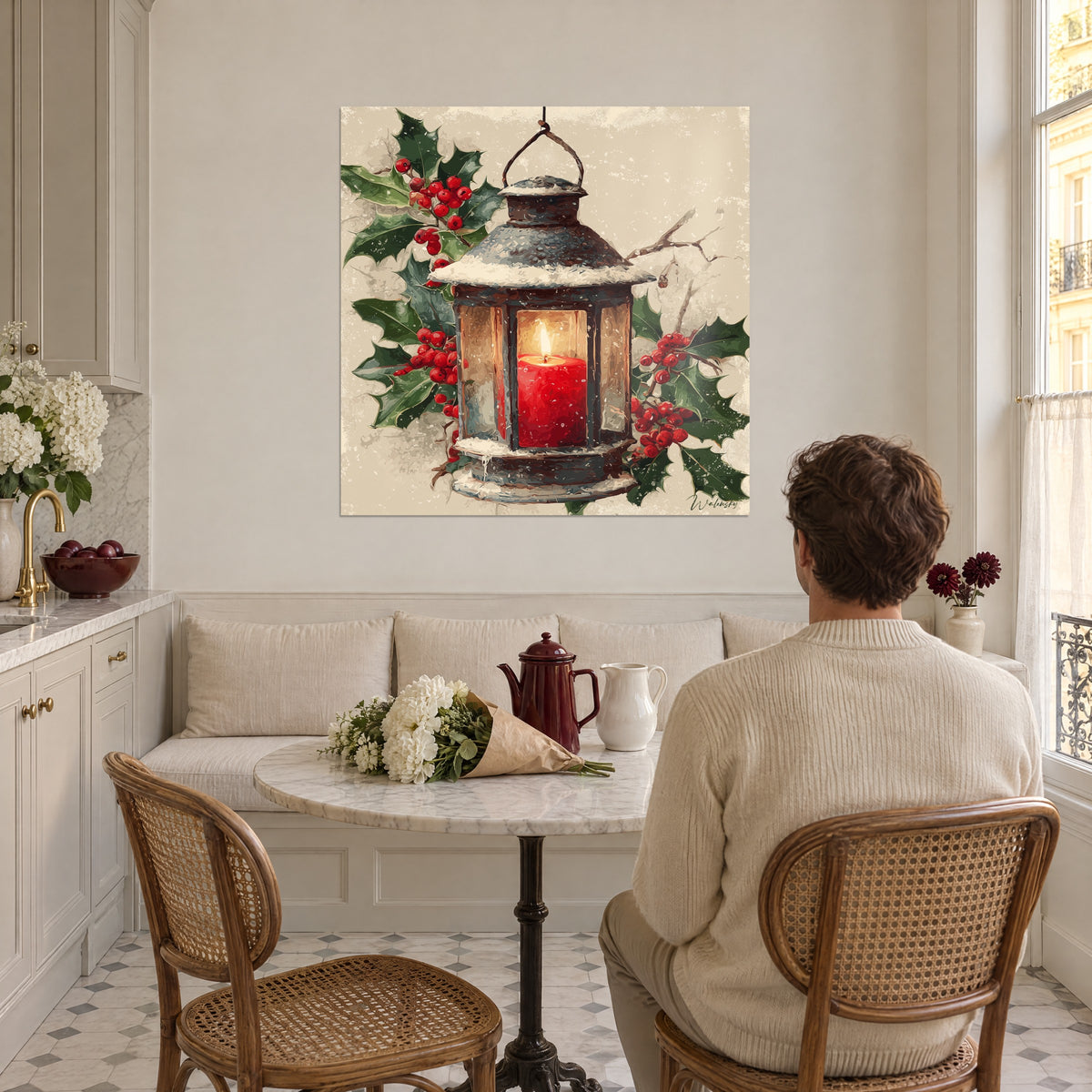 Tableau lampe tempête enneigée, flamme dorée sur cire écarlate, feuilles de houx épineuses, face à une table ronde en cuisine claire
