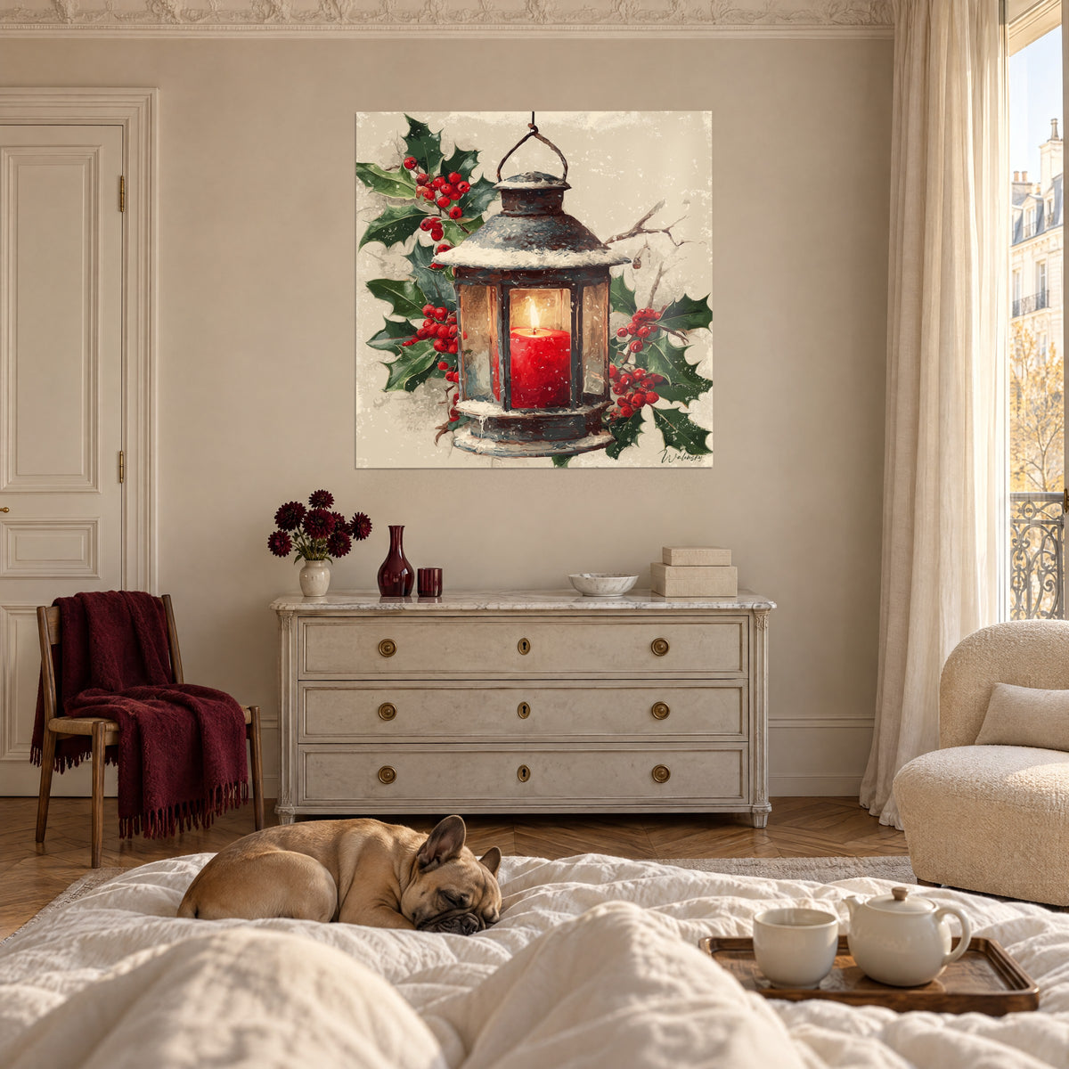 Tableau lumignon de Noël cerné de houx vert profond et de baies rouges sur fond crème, au-dessus d'un lit dans une chambre claire