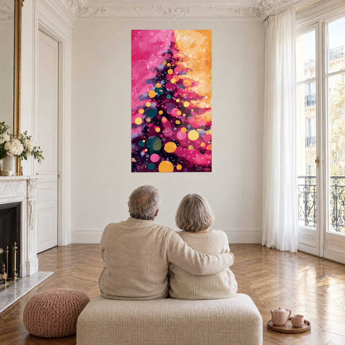 Gemälde Tanne mit bernsteinfarbenen Glitzerkreisen auf leuchtend rosa und strohgelbem Grund, Paar von hinten sitzend vor der Wand eines Haussmann-Wohnzimmers