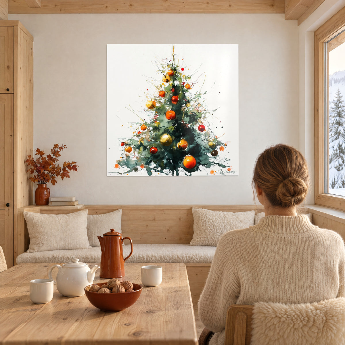 Quadro abete decorato con macchie verdi e arancio, schizzi di colore rosso, sulla parete di una sala da pranzo in legno biondo da chalet
