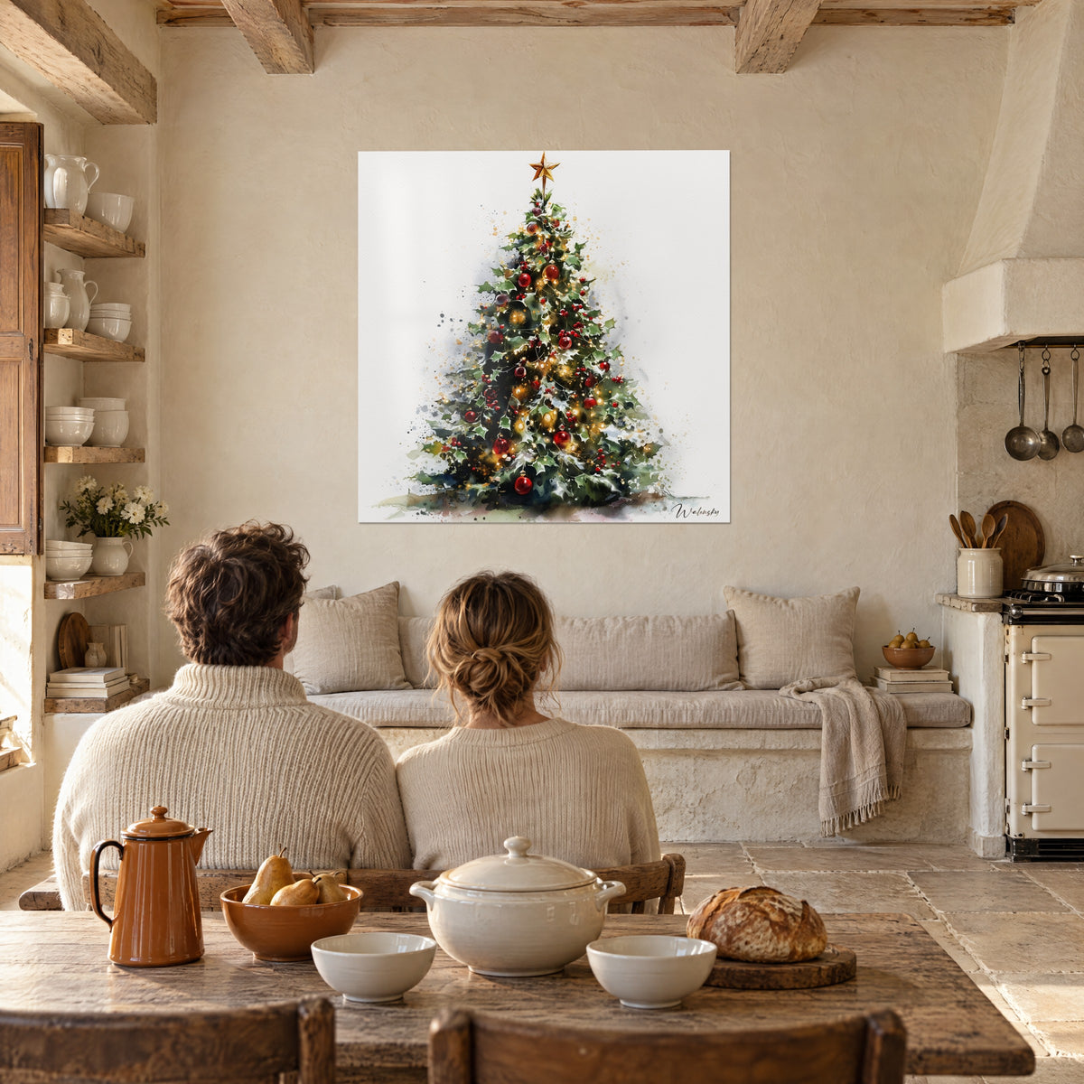 Schilderij fonkelende den met kleine amberkleurige lichtjes en rode accenten, twee personen van achteren aan tafel in een stenen keuken